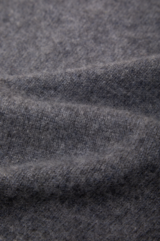 525 America Emerson Cashmere Crew in Grey Heather featuring a classic crew neckline, long sleeves, and a soft 100% cashmere knit.