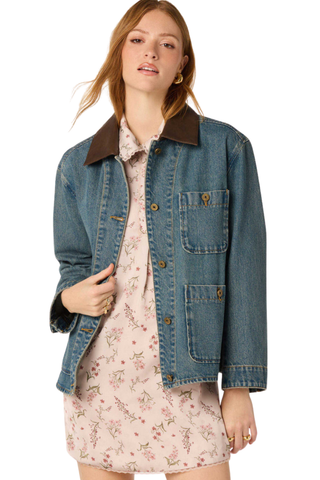 ASTR Leslie Jacket in Dirty Denim with brown contrast collar and buttoned patch pockets.