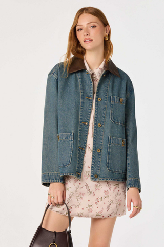 ASTR Leslie Jacket in Dirty Denim with brown contrast collar and buttoned patch pockets.