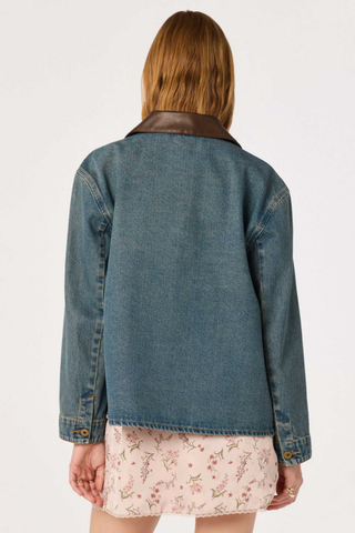 ASTR Leslie Jacket in Dirty Denim with brown contrast collar and buttoned patch pockets.