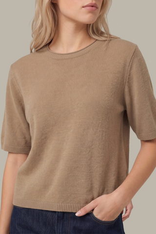 525 America Colette Cashmere Sweater Tee in Camel Heather featuring a relaxed boxy silhouette, short sleeves, and soft 100% cashmere knit.