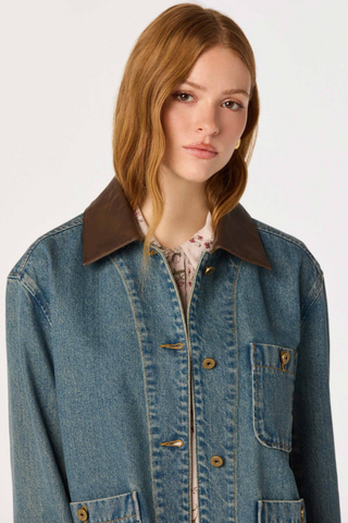 ASTR Leslie Jacket in Dirty Denim with brown contrast collar and buttoned patch pockets.