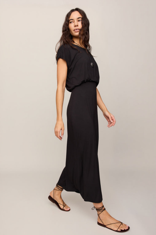 Black short-sleeve midi dress with a crew neckline and blouson waist.