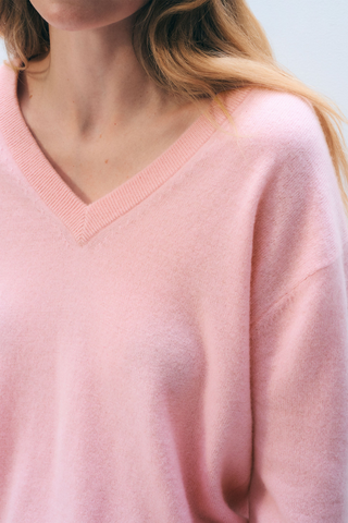 White + Warren Cashmere V Neck Sweater in Rose Petal pink featuring a relaxed fit, flattering V-neckline, long sleeves, and classic ribbed trim.