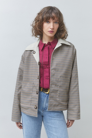 Suncoo Envy Jacket in Greige featuring a button front, pointed contrast collar, long sleeves, and relaxed silhouette.