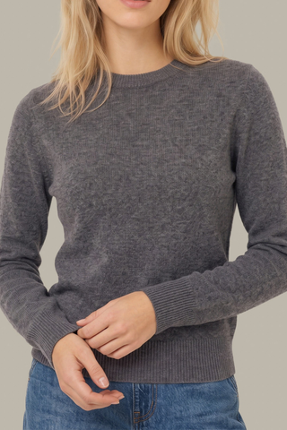 525 America Emerson Cashmere Crew in Grey Heather featuring a classic crew neckline, long sleeves, and a soft 100% cashmere knit.