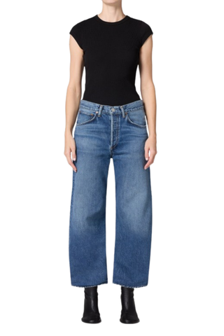 AGOLDE Low Curve Crop Jean in Curb featuring a medium blue wash, low-rise waist, relaxed curved leg, and cropped silhouette.